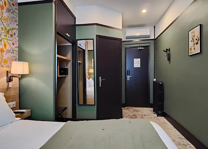 De France, Un Ammi Otel