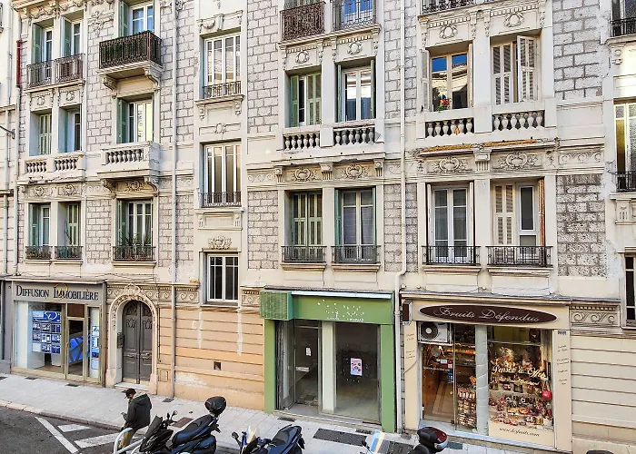 De France, Un Ammi Otel